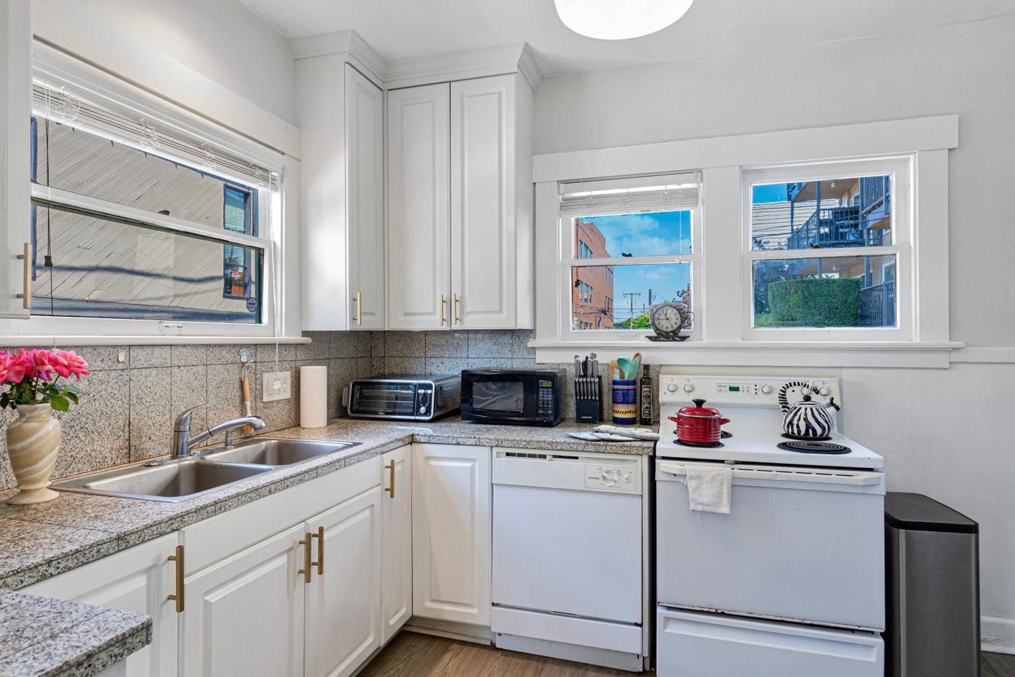 Vintage 3 Bedroom Home In Prime Eastlake Seattle With Private Parking Exteriér fotografie